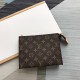 LOUIS VUITTON 루이비통 토일레트리 파우치 19