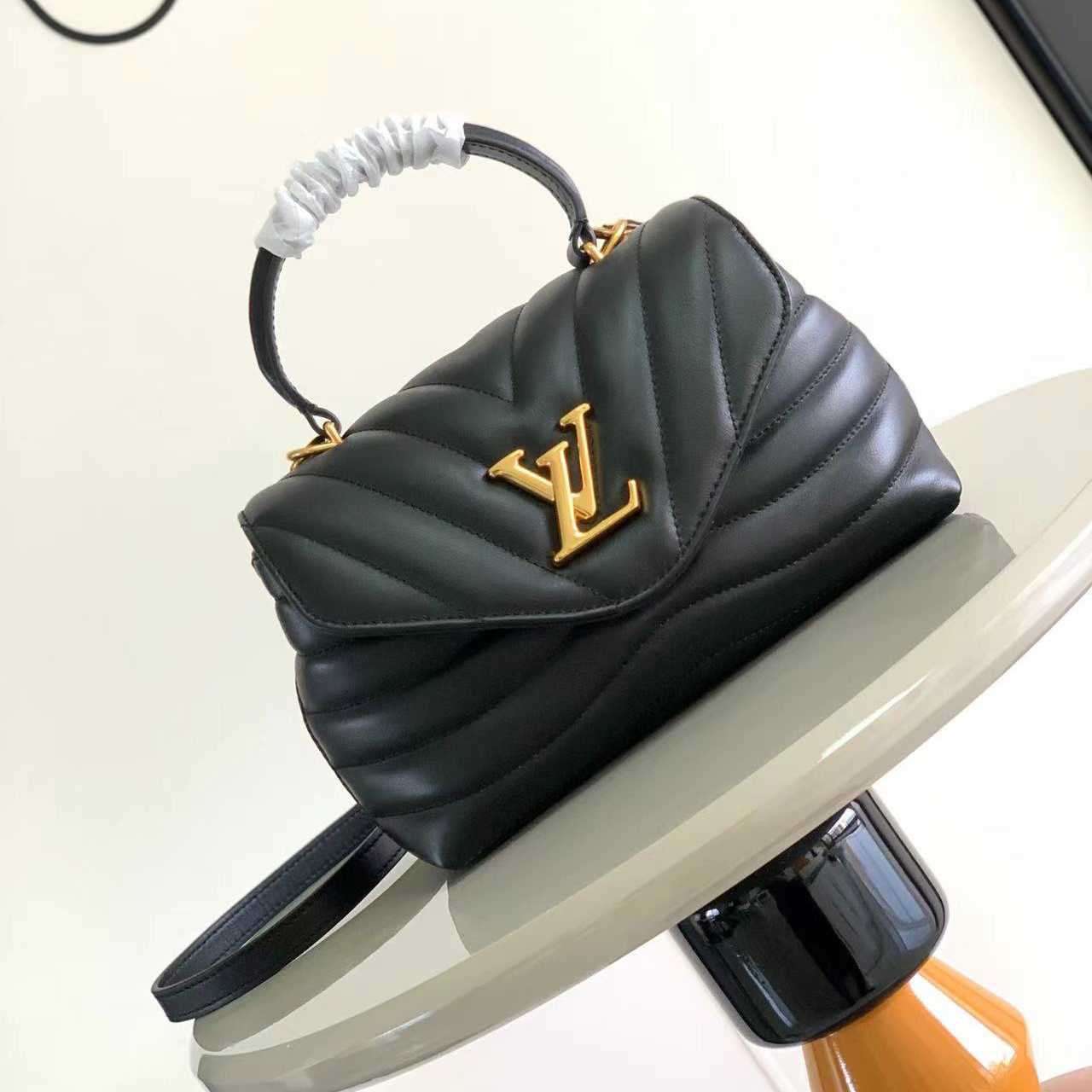 LOUIS VUITTON 루이비통 홀드 미 M21720