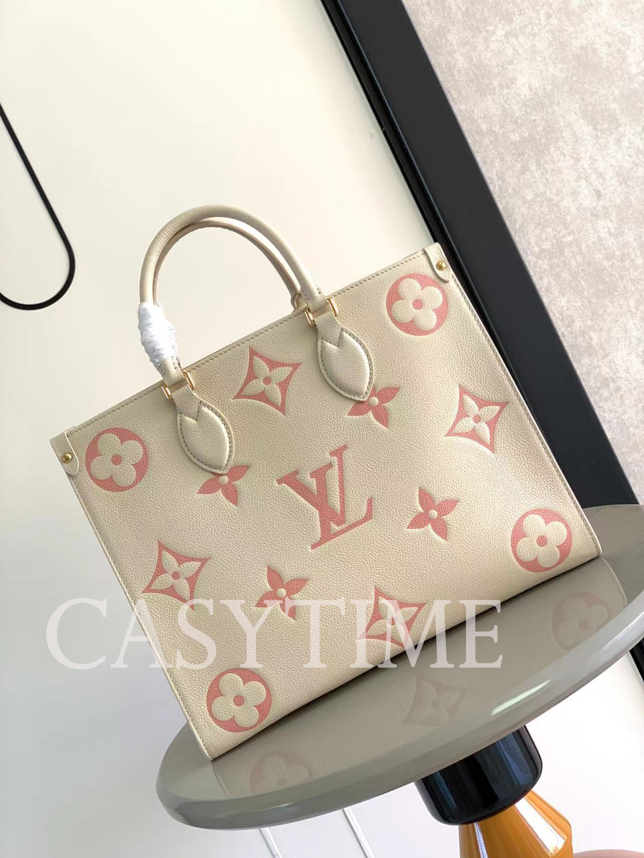 LOUIS VUITTON 루이비통 온더고 MM M21575